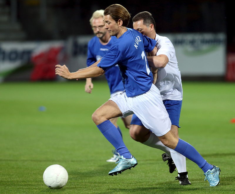 © Reuters. Austria's Foreign Minister Sebastian Kurz and Macedonia's Prime Minister Nikola Gruevski fight for the ball during a politicians' soccer match ahead of the Western Balkans Summit in Vienna