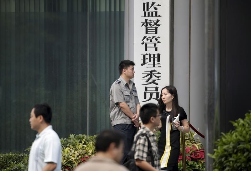 © Reuters. A security guard stands at the headquarters building of China Securities Regulatory Commission in Beijing