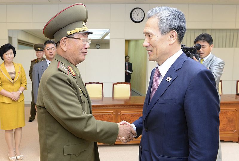 © Reuters. Kim Kwan-jin shakes hands with Hwang Pyong-so after talks at truce village of Panmunjom