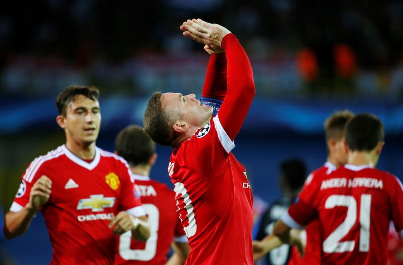 © Reuters. El delantero Wayne Rooney celebra el miércoles tras marcar un gol en el triunfo del Manchester United ante Brujas