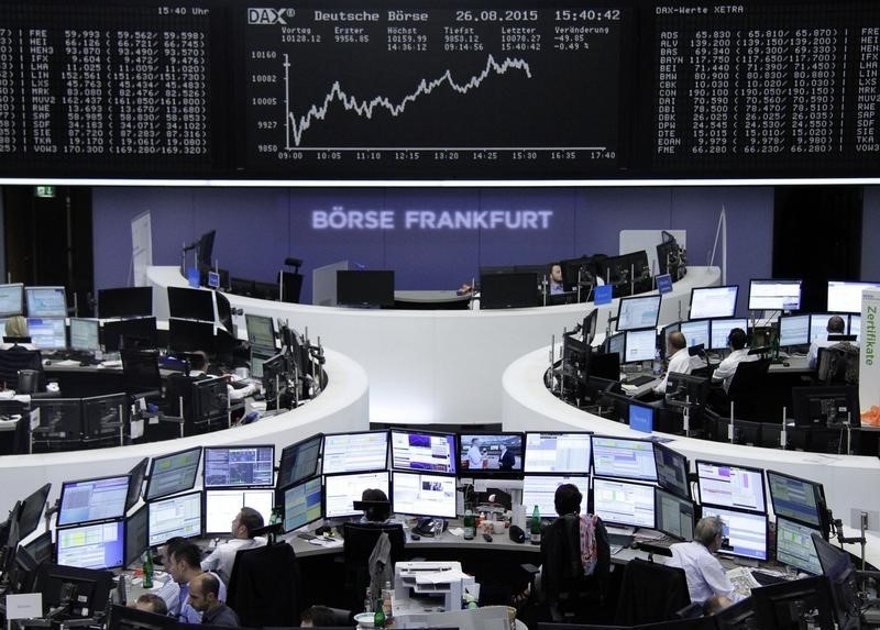 © Reuters. Bolsas europeas saltan al ser menos probable subida de tipos en EEUU en septiembre