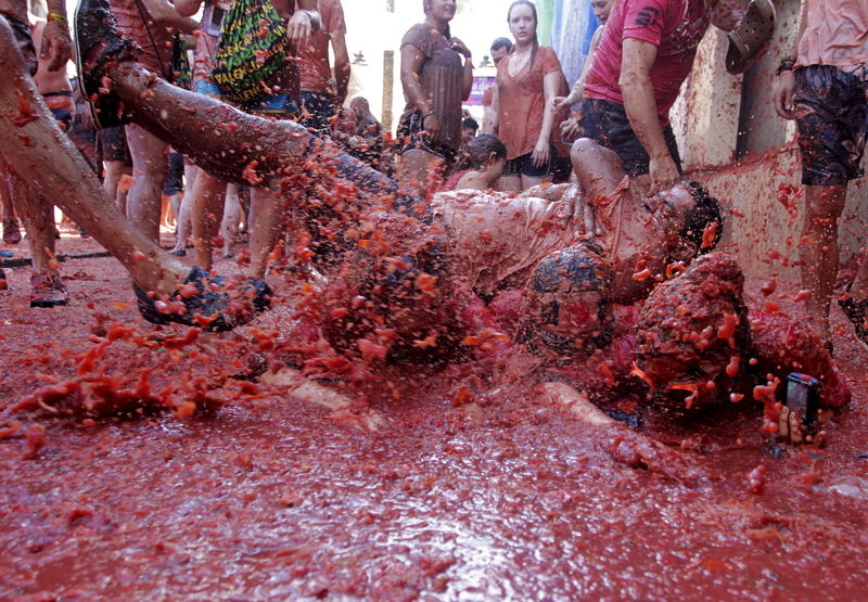 © Reuters. رواد مهرجان في اسبانيا يتراشقون بنحو 170 طنا من الطماطم