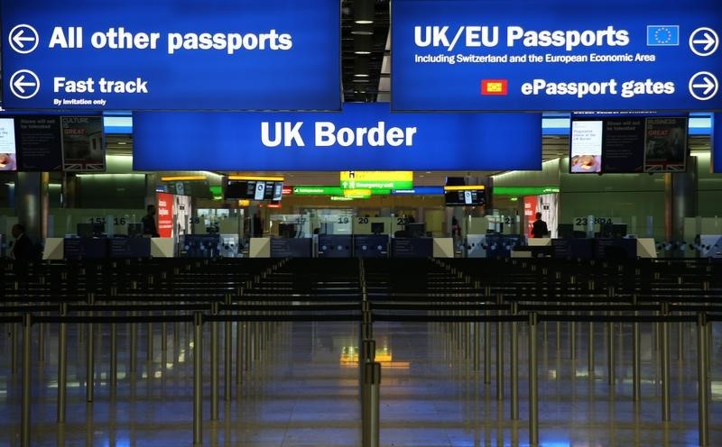 © Reuters. UK Border control is seen in Terminal 2 at Heathrow Airport in London