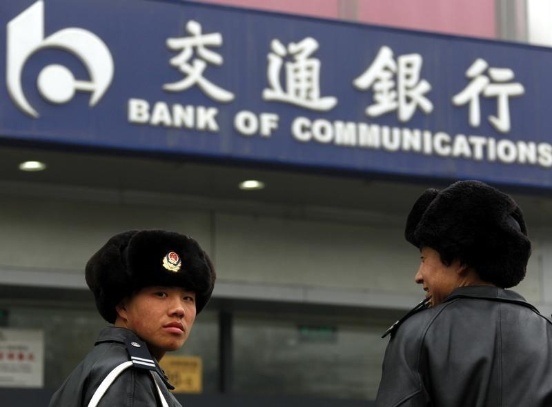 © Reuters. Security guards stand outside a branch of the Bank of Communications located in central Beijing