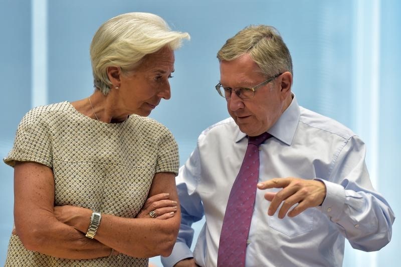 © Reuters. Il numero uno dell'Fmi Christine Lagarde (a sinistra) con il direttore dell'Esm Klaus Regling 