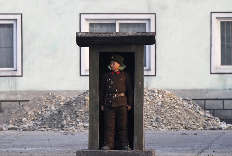 © Reuters. A soldier stands guard at a sentry on the banks of the Yalu River, near the North Korean town of Sinuiju, opposite the Chinese border city of Dandong