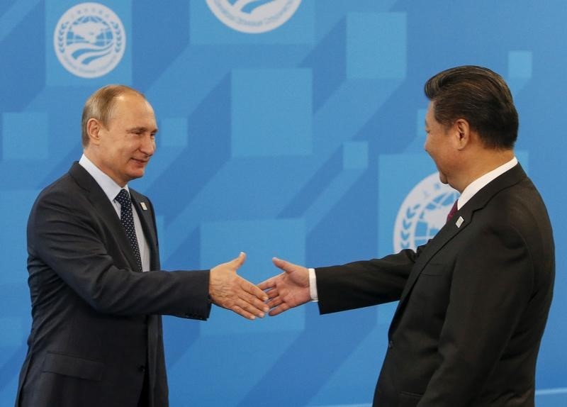 © Reuters. Russia's President Vladimir Putin greets Chinese President Xi Jinping during the Shanghai Cooperation Organization (SCO) summit in Ufa, Russia