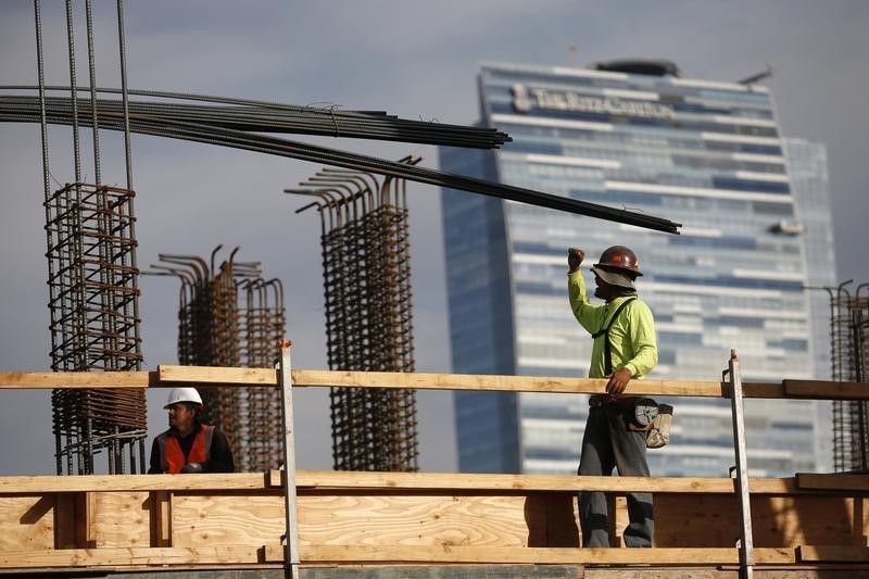 © Reuters. Men work on a construction site for a luxury apartment complex in downtown Los Angeles