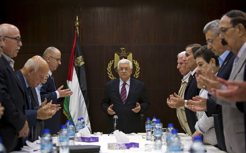 © Reuters. عباس يشعل الساحة السياسية بمحاولة التعديل في منظمة التحرير الفلسطينية
