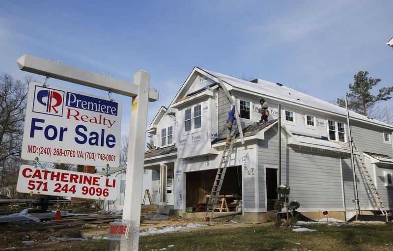 © Reuters. New home is being built next to a home with a for sale sign on a street in Vienna, on the morning the National Association of Realtors issues its Pending Home Sales for February report, in Virginia