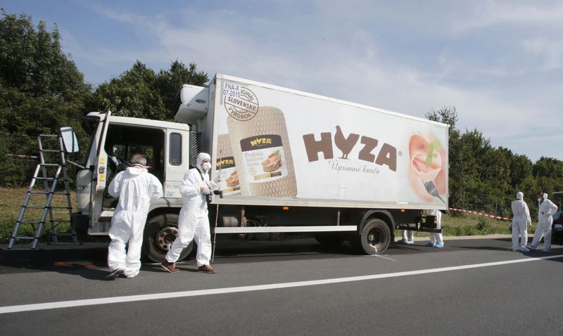 © Reuters. Hallados muertos hasta 50 refugiados en un camión en Austria, según un diario