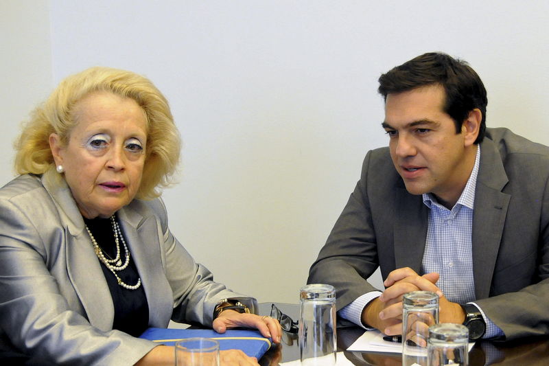 © Reuters. Juíza da Suprema Corte da Grécia Vassiliki Thanou ao lado do ex-premiê Alexis Tsipras, em Atenas