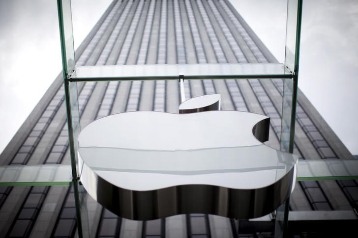 © Reuters. Logotipo da Apple na frente de loja da empresa na 5a Avenida, em Nova York.