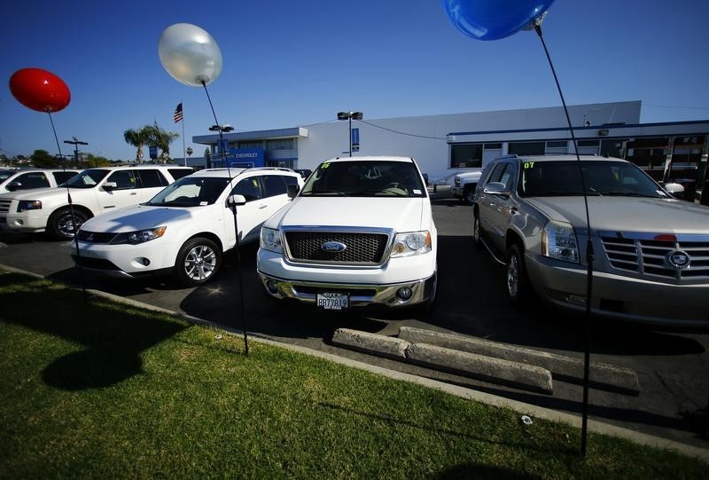© Reuters. Vehicles are shown for sale at a local dealership in San Diego