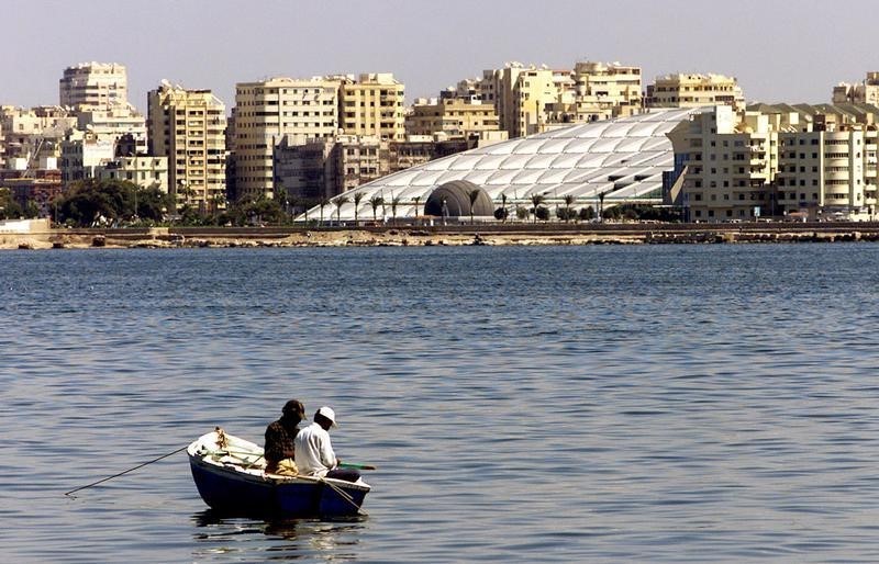 © Reuters. أسطورة كليوباترا.. عرض ثلاثي الأبعاد على واجهة قلعة قايتباي بالإسكندرية