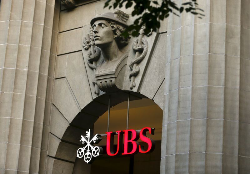 © Reuters. File photo of the logo of Swiss bank UBS at its headquarters in Zurich