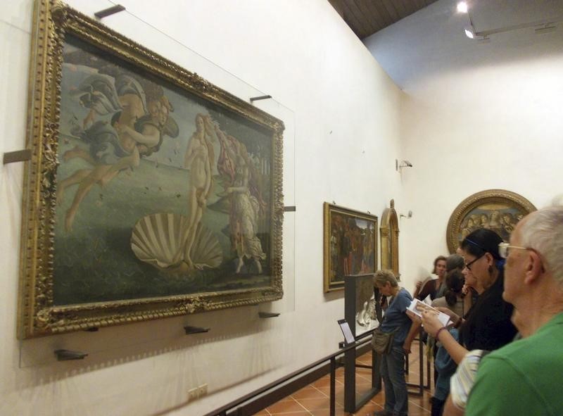 © Reuters. Visitantes observam "O Nascimento de Venus", obra de 1486 de Sandro Botticelli 