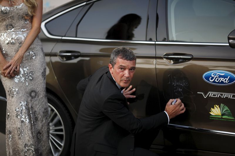 © Reuters. Ator e diretor espanhol Antonio Banderas autografa carro durante evento de caridade no sul da Espanha