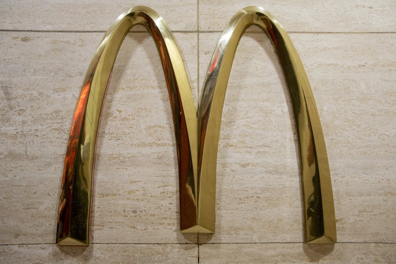© Reuters. The McDonald's 'golden arches' are displayed in a restaurant in New York 