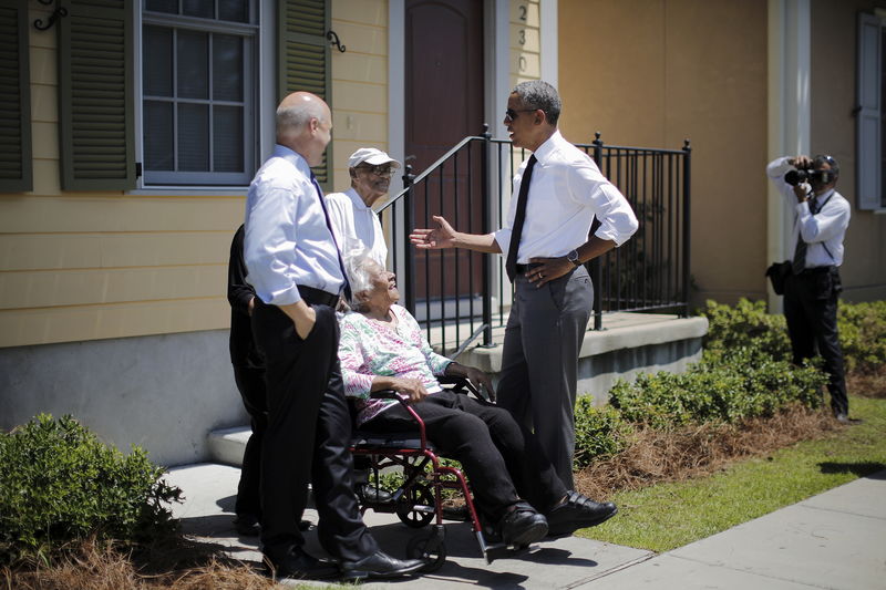 © Reuters. Presidente dos EUA Obama conversa com moradores em área reconstruída após furacão