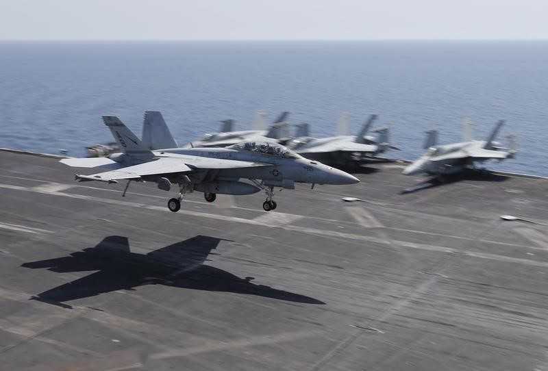 © Reuters. A F/A-18E/F Super Hornets of Strike Fighter Attack Squadron 211 (VFA-211) lands on the flight deck of the USS Theodore Roosevelt (CVN-71) aircraft carrier in the Gulf
