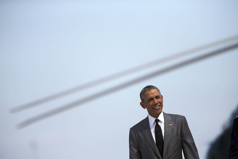 © Reuters. Presidente dos Estados Unidos, Barack Obama, chega para embarcar no avião presidencial Força Aérea Um, em Maryland