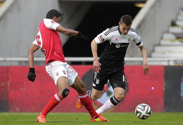 © Reuters. Zagueiro Aderlan Santos (esquerda), do Braga, disputa bola durante partida contra o Benfica pelo Campeonato Português