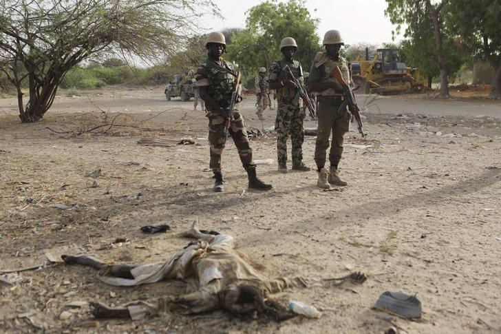© Reuters. مقاتلون يشتبه انهم من جماعة بوكو حرام يقتلون ثلاثة في جنوب النيجر