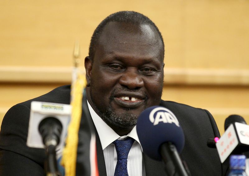 © Reuters. South Sudan's rebel leader Riek Machar prepares to address a news conference during the peace signing meeting in Ethiopia's capital Addis Ababa