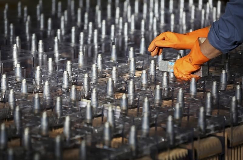 © Reuters. Un operaio a lavoro in una fabbrica 