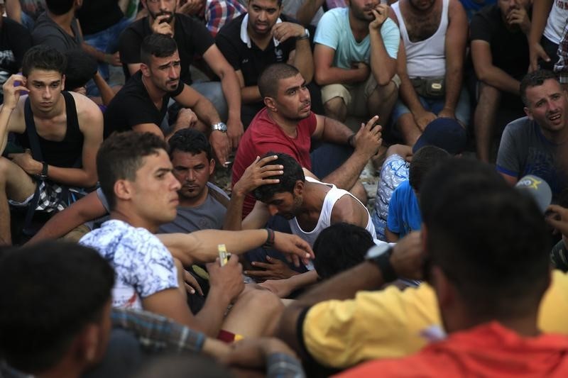 © Reuters. El número de inmigrantes que cruzan el Mediterráneo supera los 300.000 en 2015 