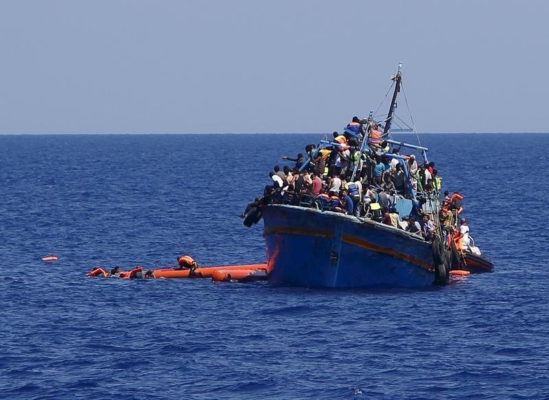 © Reuters. Un barcone carico di migranti al largo delle coste libiche 