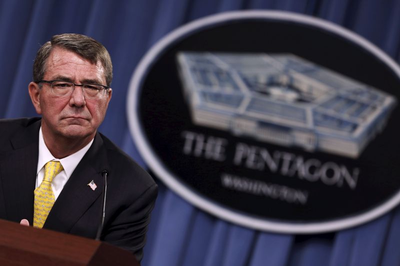 © Reuters. U.S. Defense Secretary Carter listens to questions during a news conference at the Pentagon in Arlington, Virginia