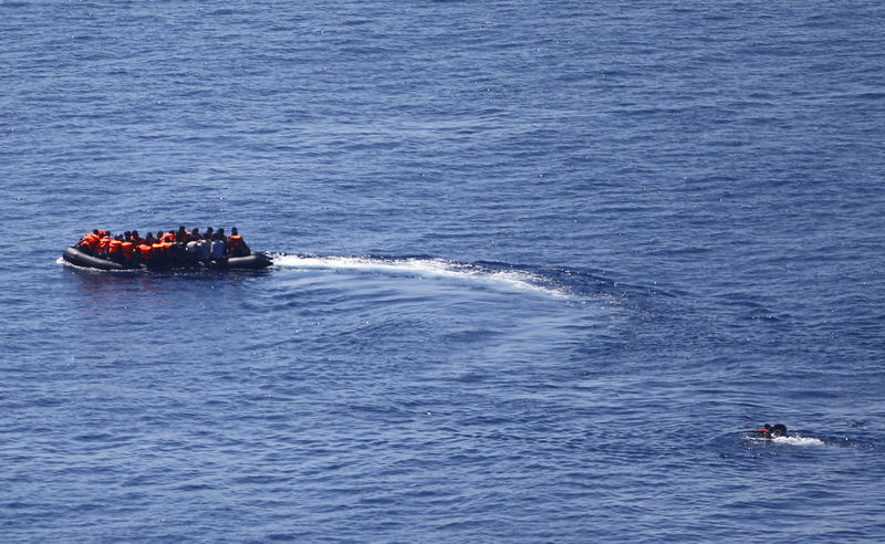 © Reuters. Homem tenta nadar em direção a um barco que transporta imigrantes