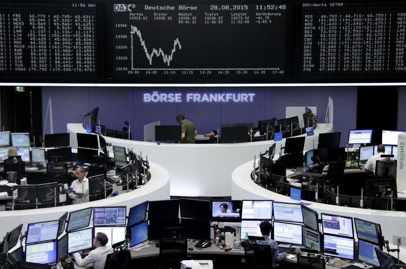 © Reuters. LES BOURSES EUROPÉENNES DANS LE ROUGE A LA MI-SÉANCE