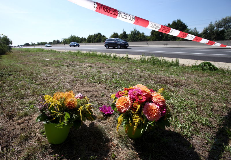 © Reuters. Flores são colocadas nesta sexta-feira no local onde um caminhão com corpos de imigrantes foi encontrado