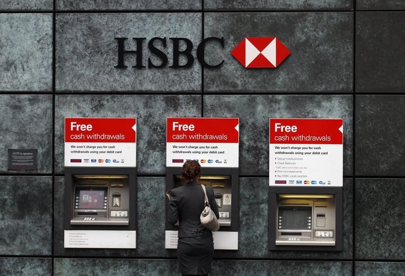 © Reuters. A woman uses a cash point machine at a HSBC bank in the City of London
