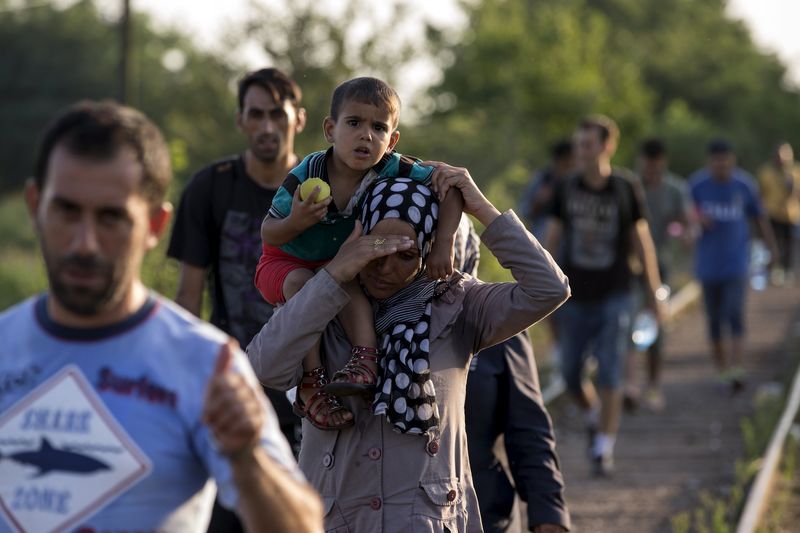 © Reuters. مآسي الهجرة في البر والبحر تحصد مئات الأرواح