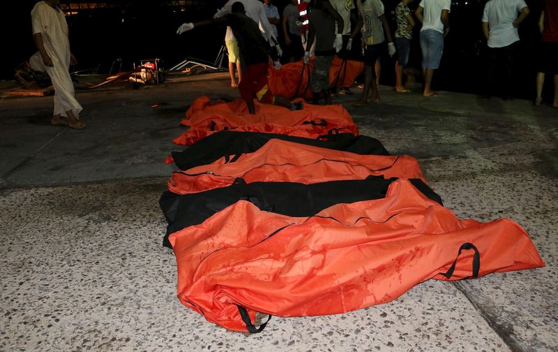 © Reuters. مسؤول: ليبيا تنتشل 82 جثة بعد غرق قارب مهاجرين أمام سواحلها
