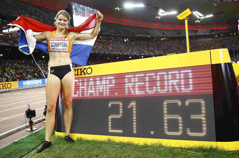© Reuters. شيبرز تفوز بذهبية سباق 200 متر في بطولة العالم لألعاب القوى