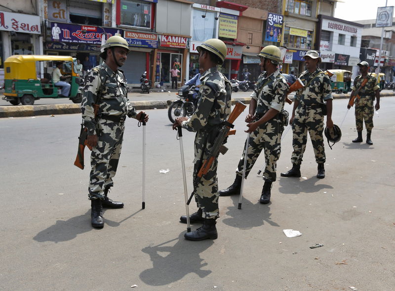 © Reuters. Militares indianos nas ruas de Ahmedabad, na Índia