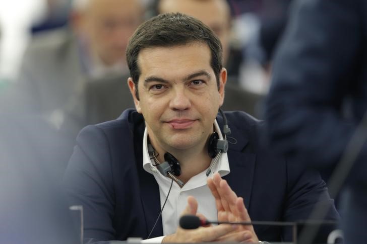 © Reuters. Ex-premiê grego Alexis Tsipras durante debate na França