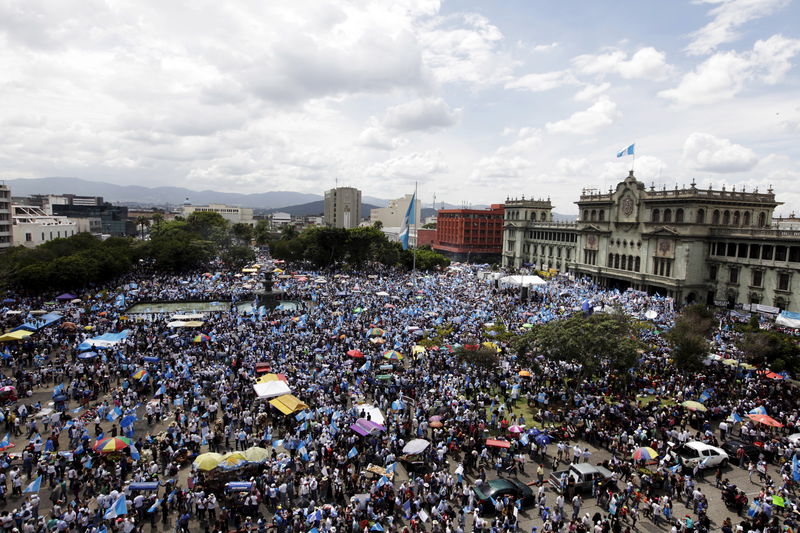 © Reuters. Milhares de pessoas pedem a renúncia do presidente da Guatemala