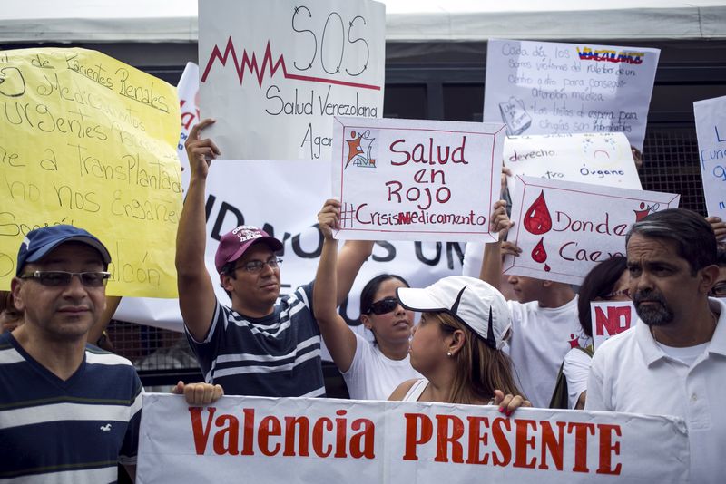 © Reuters. Manifestantes protestam contra a falta de remédios em Caracas