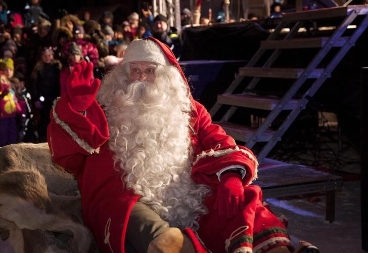 © Reuters. Santa Claus evita la bancarrota