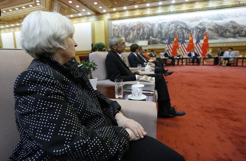 © Reuters. U.S. Federal Reserve Board Chair Yellen and White House Advisor Podesta attend a meeting with China's President Xi at the Great Hall of the People in Beijing