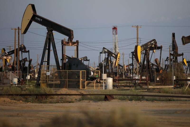 © Reuters. عقود النفط الامريكي تقفز 5% مع استمرار مشتريات لتغطية مراكز مدينة