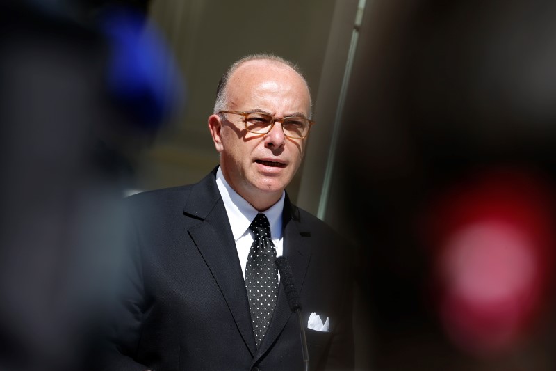 © Reuters. BERNARD CAZENEUVE DÉNONCE LES ACTES ANTIMUSULMANS À LA MOSQUÉE D'AUCH