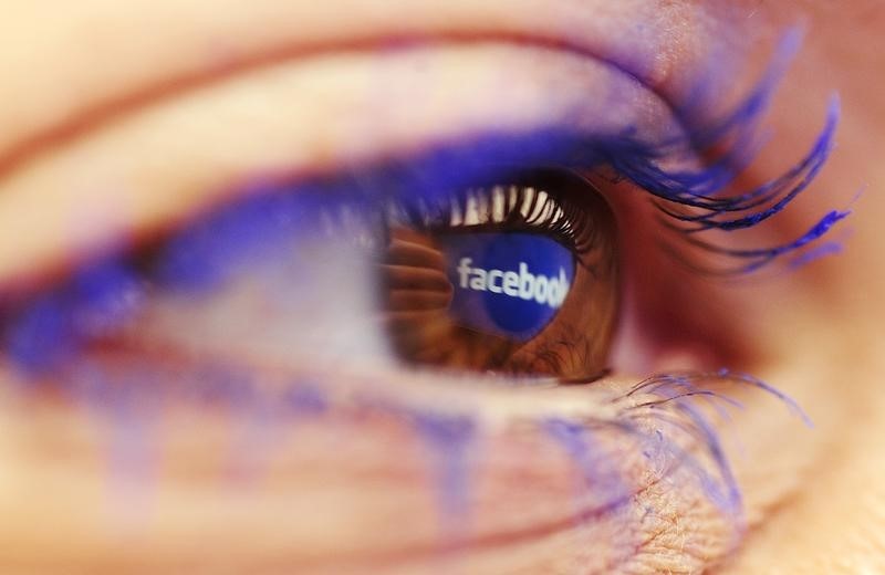 © Reuters. A Facebook logo reflected in the eye of a woman is seen in this picture illustration 