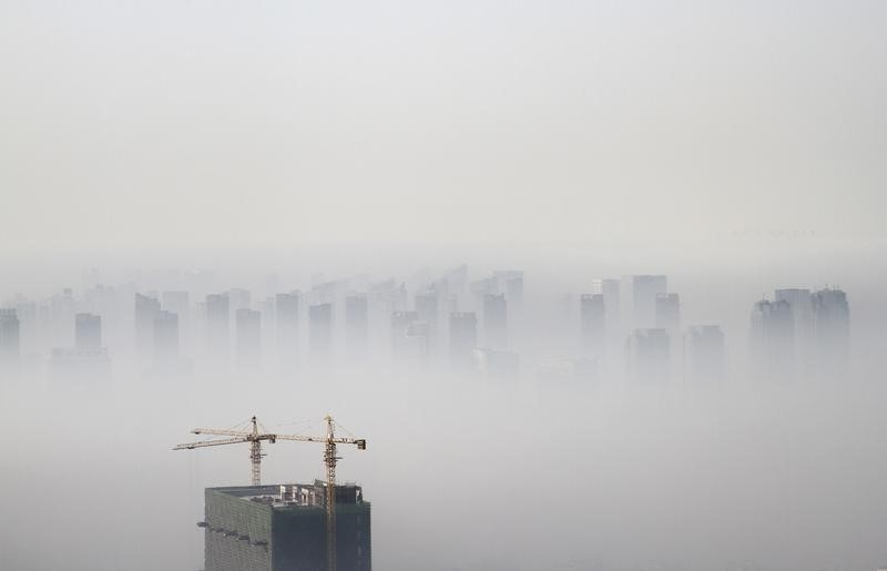 © Reuters. A building under construction is seen amidst smog on a polluted day in Shenyang
